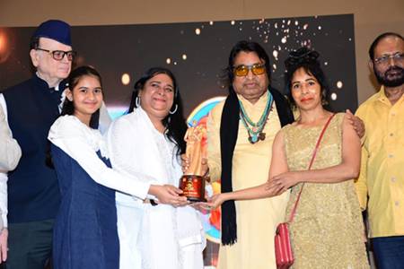 Dr Keval Kumar  And Playback Singer Pratibha K Saini Organized Worlyd’s First-Of-Its-Kind Awards Ceremony  MOM DAD GOD OF UNIVERSE – Season 2 In Mumbai