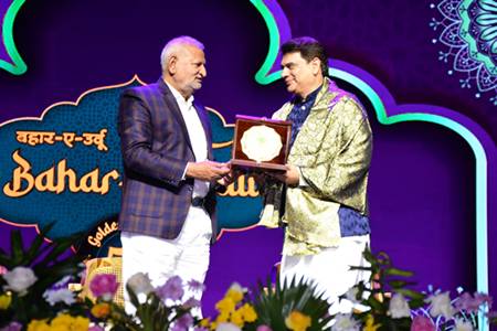 अनूप जलोटा ने बाँधे सुरों के मनके, बहार-ए-उर्दू 2025 का भव्य समापन डोम एसवीपी स्टेडियम में