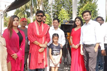 निर्देशक आर के शुक्ला की भोजपुरी फिल्म दर्पण झूठ ना बोले की शूटिंग बस्ती में शुरू, पूर्व  मंत्री राज किशोर सिंह ने किया मुहूर्त !